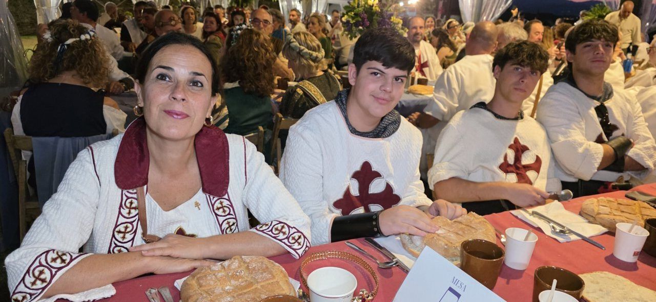 Participantes en la Cena Templaria en Ponferrada, con vestimenta tradicional.