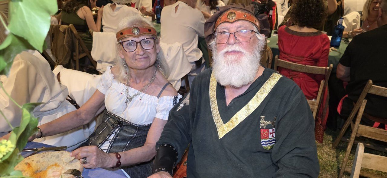 Pareja vestida con trajes medievales en la Cena Templaria de Ponferrada