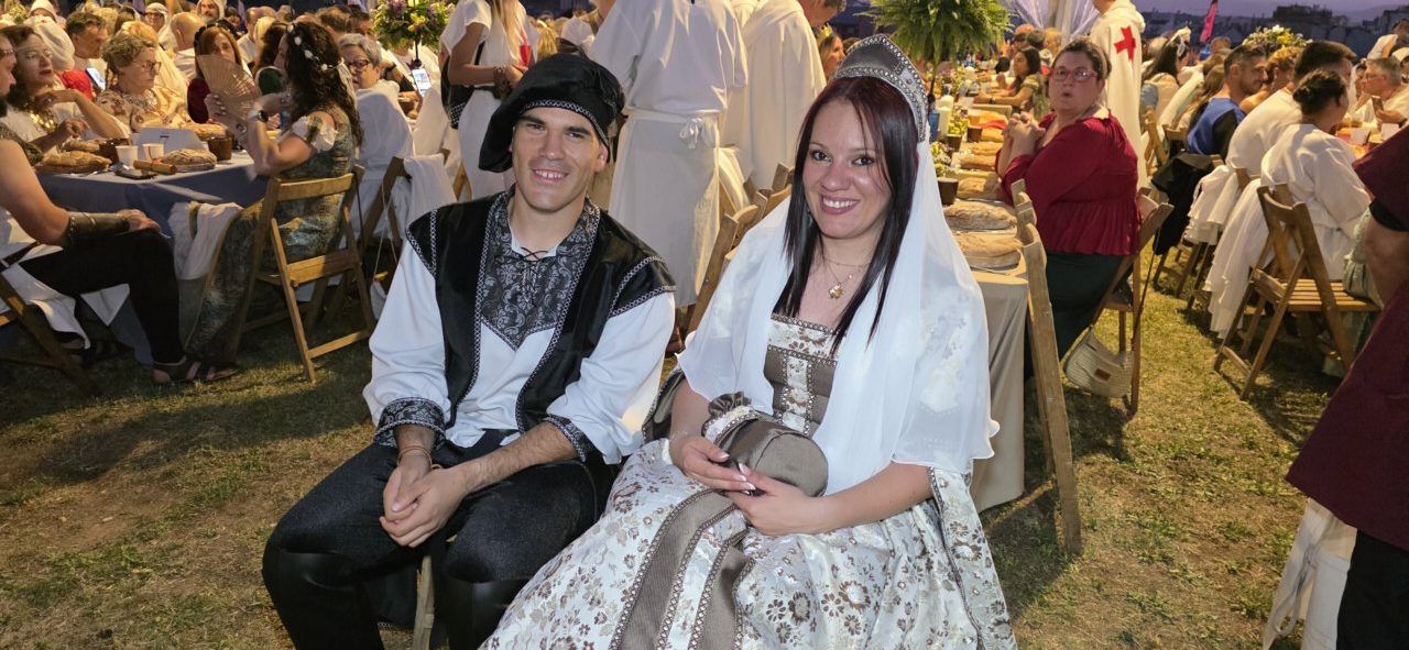 Pareja vestida con trajes tradicionales en la Cena Templaria de Ponferrada