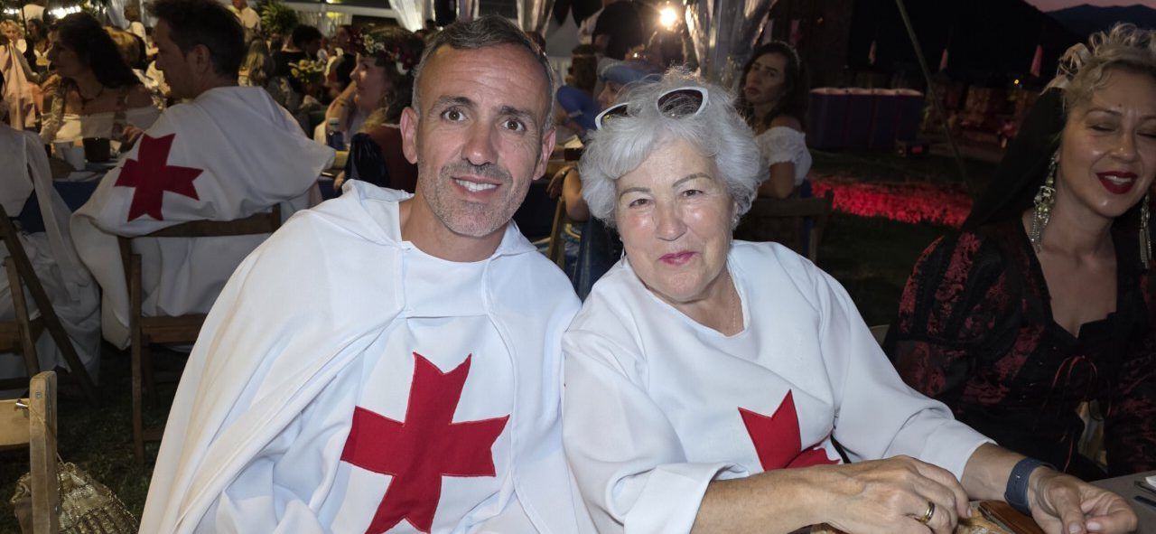 Participantes en la Cena Templaria con vestimenta tradicional en Ponferrada
