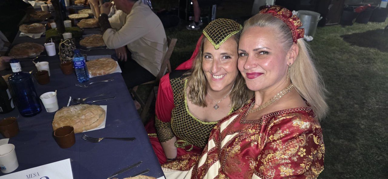 Dos mujeres vestidas con trajes medievales en la Cena Templaria de Ponferrada