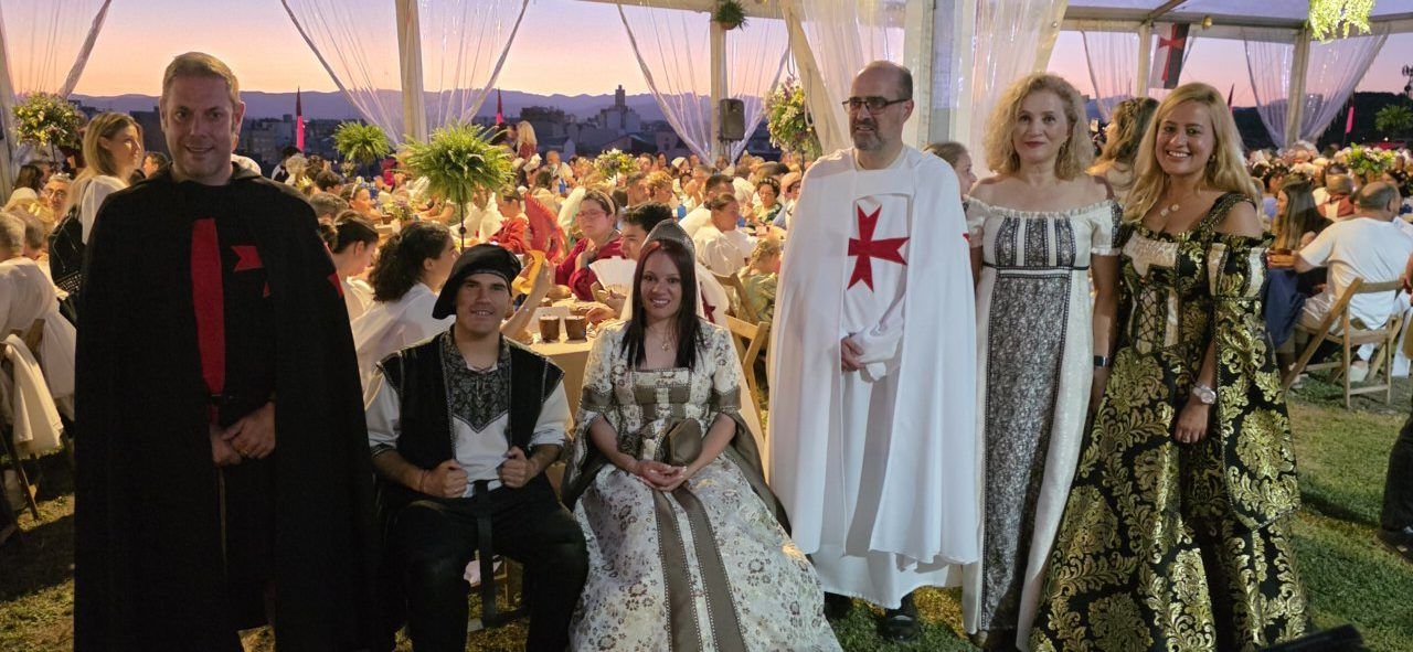 Grupo de personas vestidas con trajes medievales en la Cena Templaria