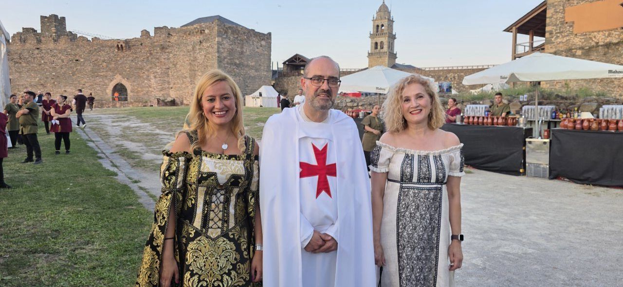 Tres personas vestidas con trajes medievales en la Cena Templaria en Ponferrada