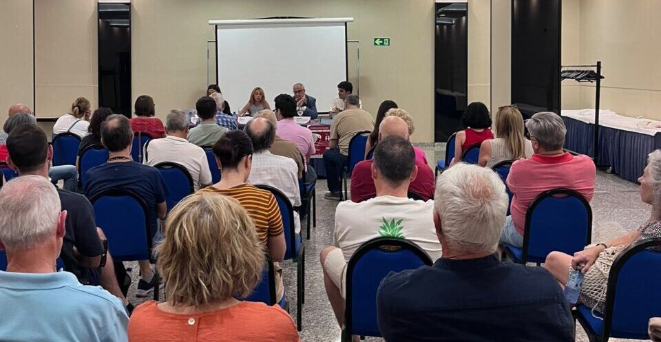 Charla del PSOE sobre políticas de vivienda en Ponferrada con público asistente