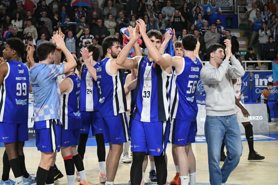 Jugadores de baloncesto de Clínica Ponferrada celebrando en la cancha