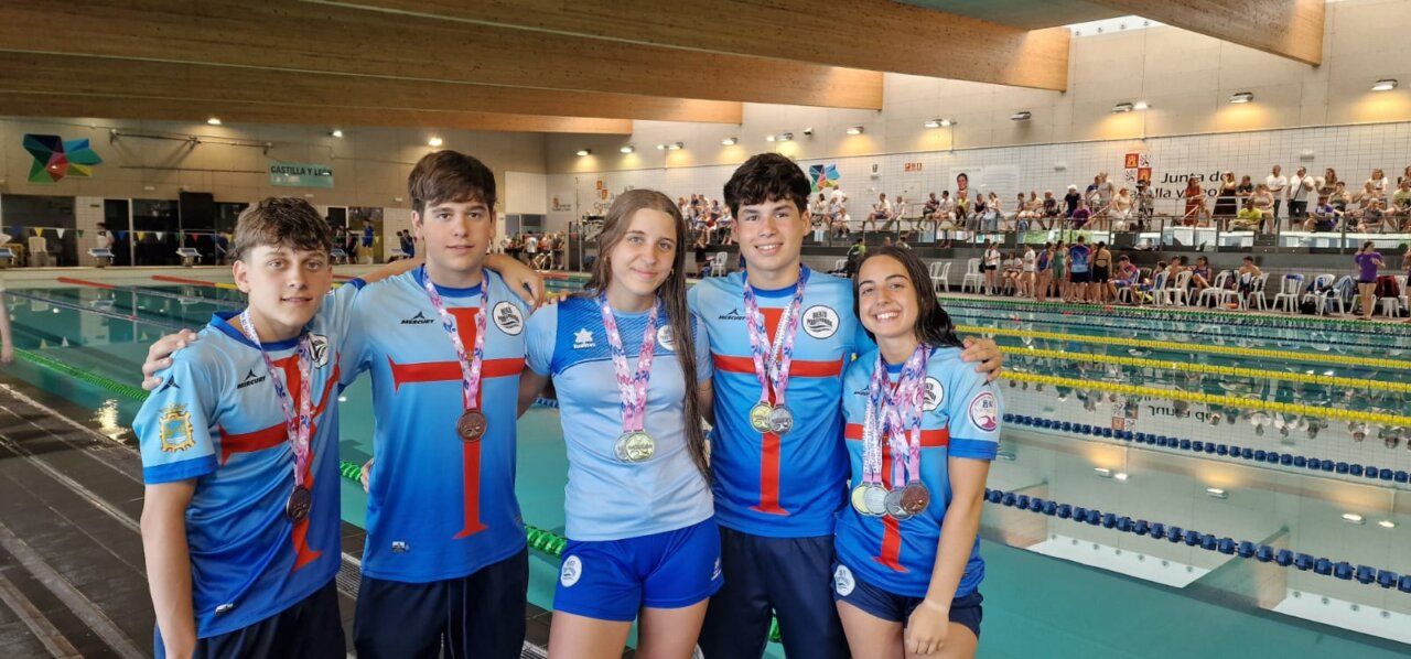 Grupo de nadadores del Club Natación Bierzo con medallas en campeonato