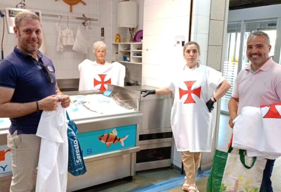 Comerciantes del Mercado de Abastos vestidos de templarios en Ponferrada