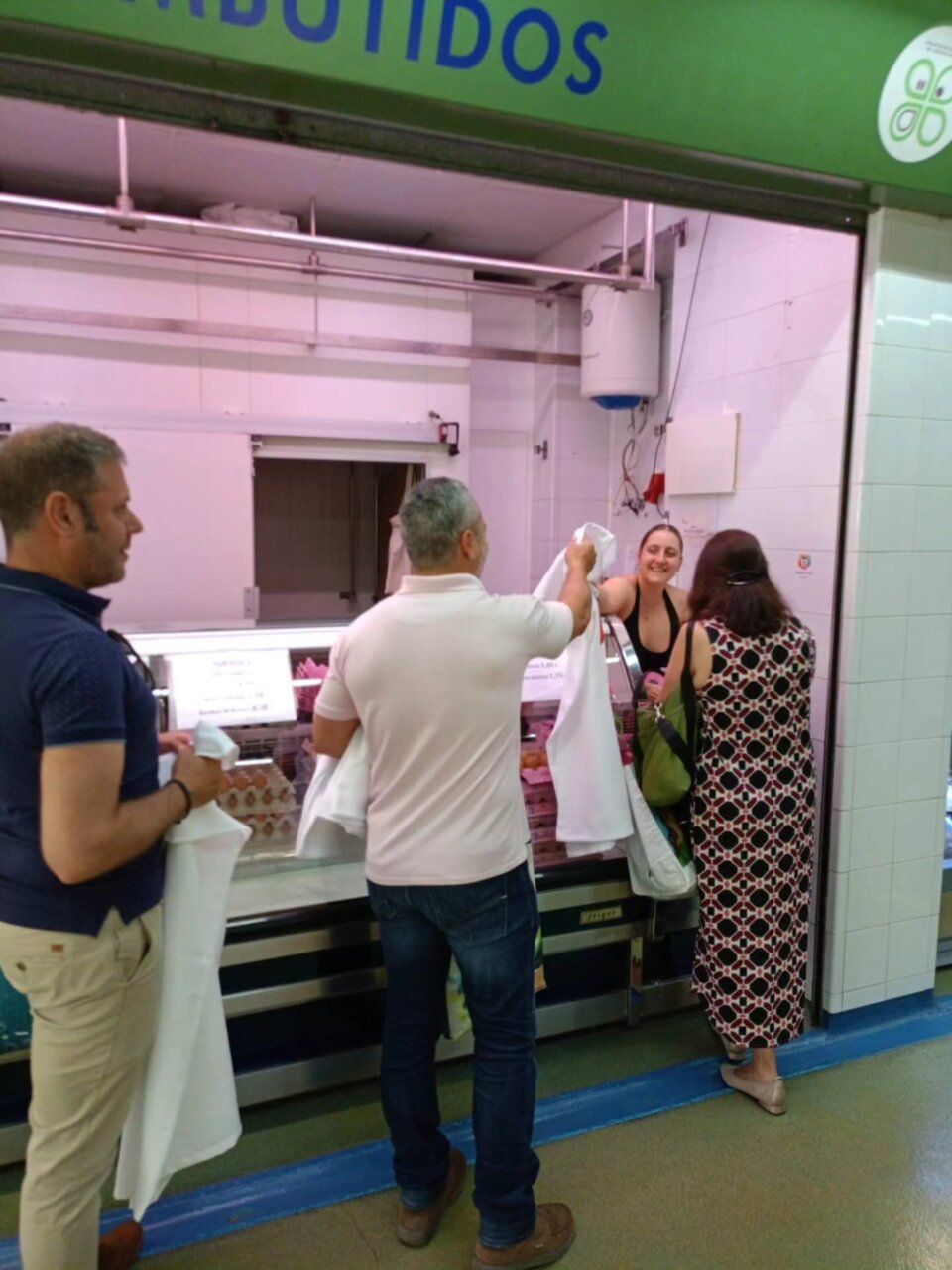 Comerciantes del Mercado de Abastos visten de templarios en Ponferrada
