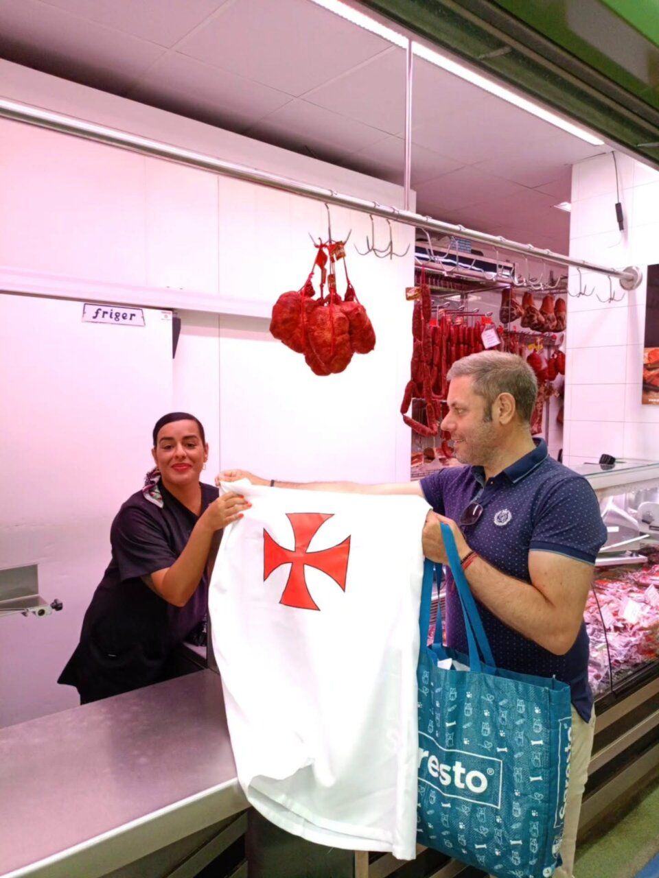 Comerciante en el Mercado de Abastos con sobrevestas templarias