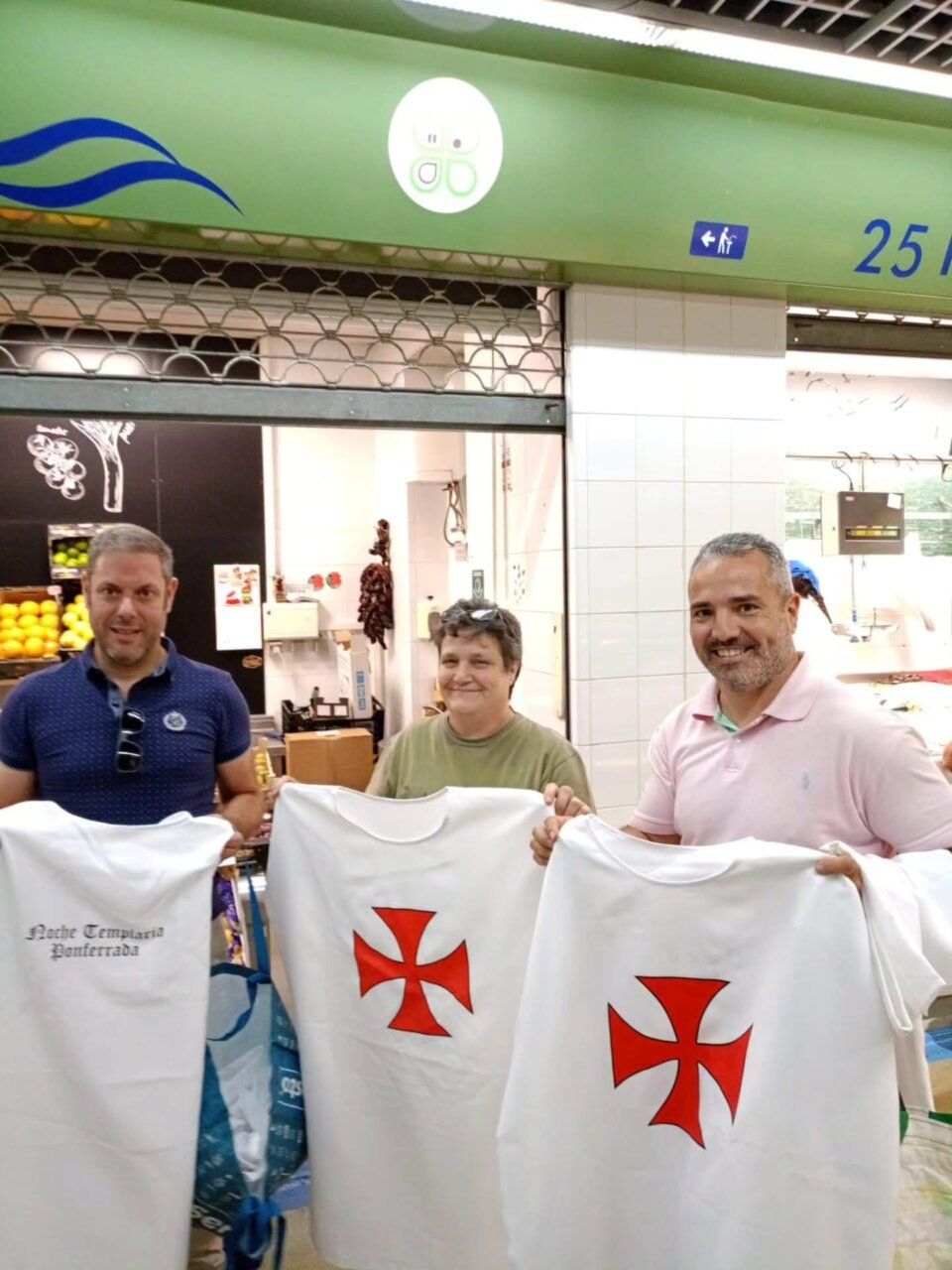 Comerciantes del Mercado de Abastos con sobrevestas templarias