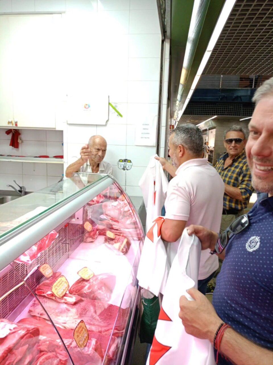 Comerciantes del Mercado de Abastos visten de templarios en Ponferrada