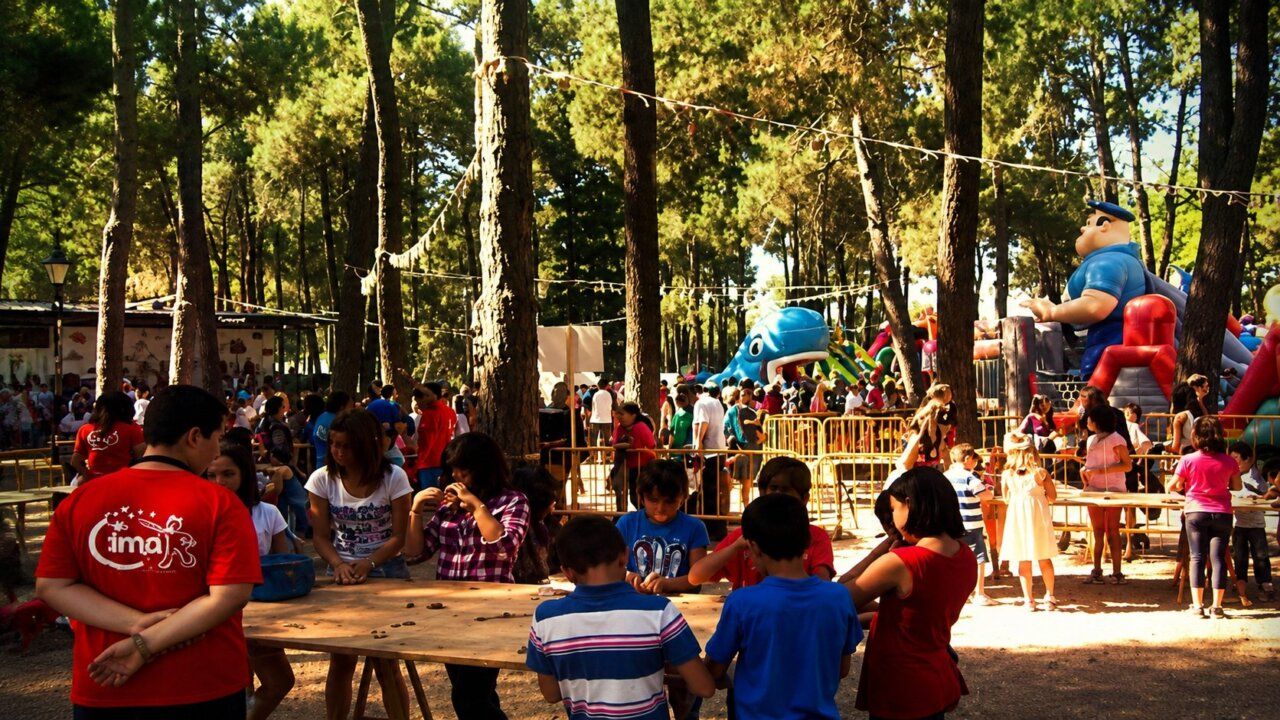 Niños participando en actividades al aire libre en un evento comunitario