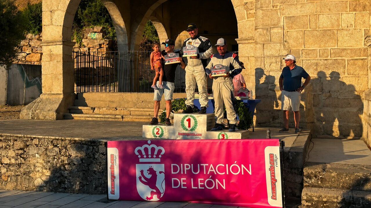 Carlos Fernández en el podio de la Copa N5 RMC con trofeos