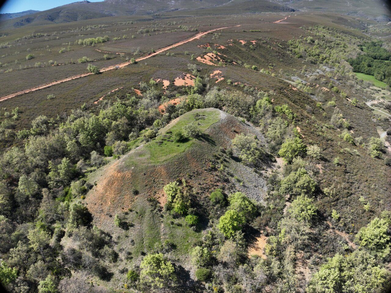 Vista aérea del campamento minero Corona de Filiel con vegetación
