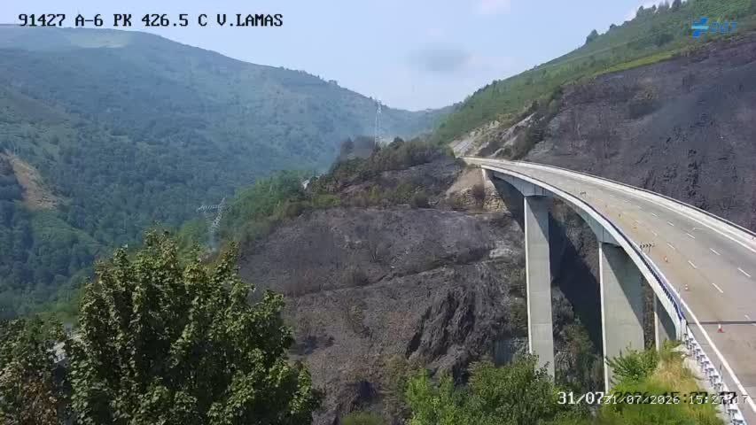 Vista de la A-6 cortada por incendio en San Tirso