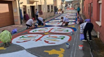 Creación de tapices florales en Villadepalos por la celebración de Santiago Apóstol