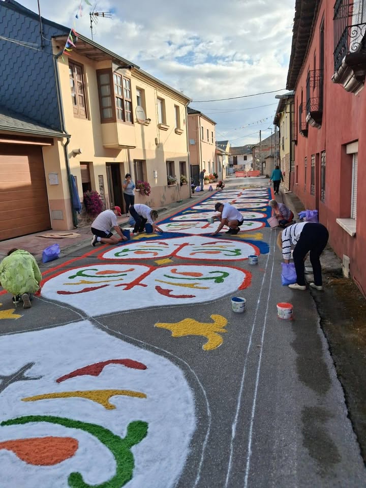 Vecinos creando tapices florales en Villadepalos para Santiago Apóstol