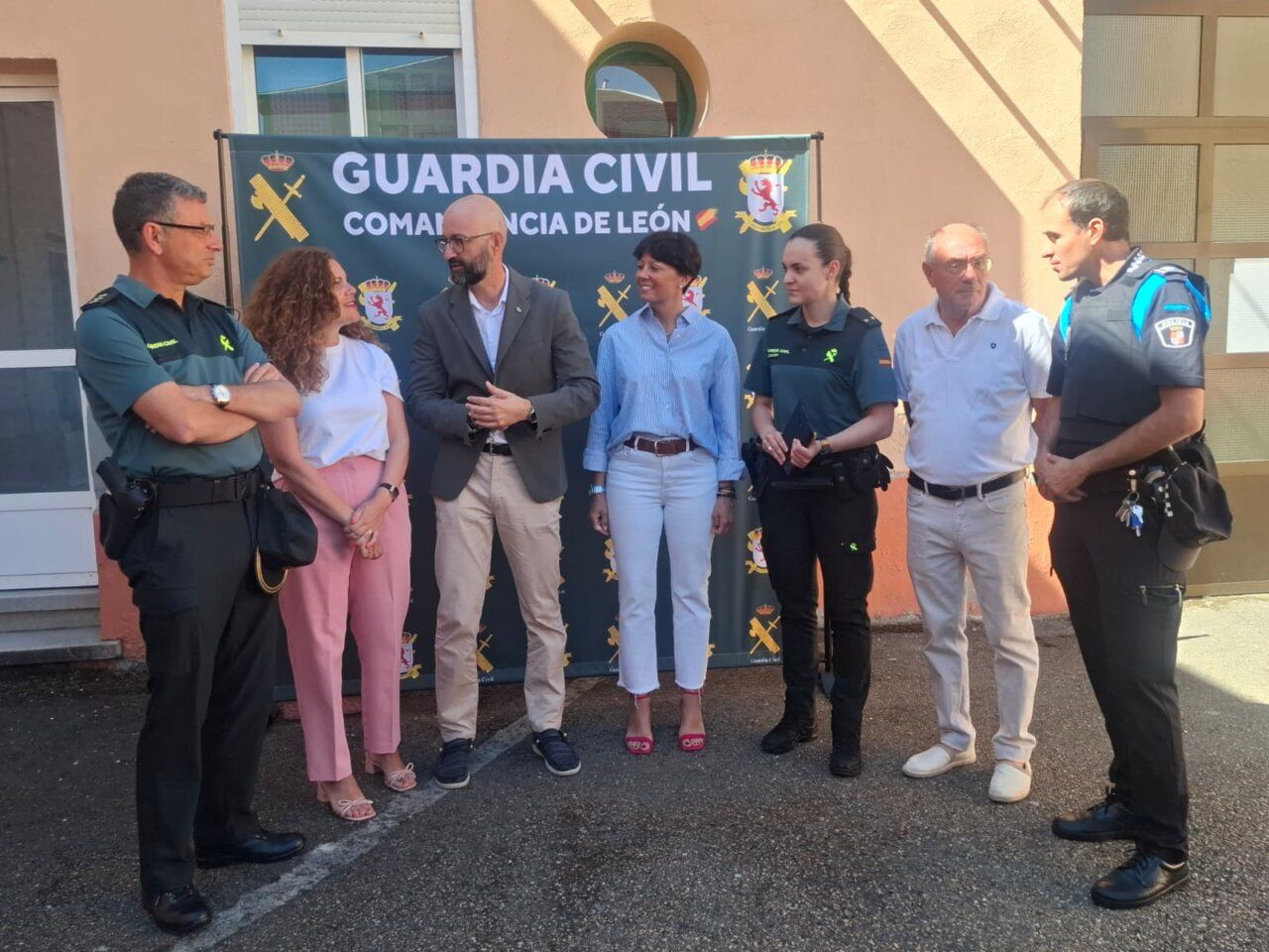Miembros de la Guardia Civil en el cuartel de Bembibre