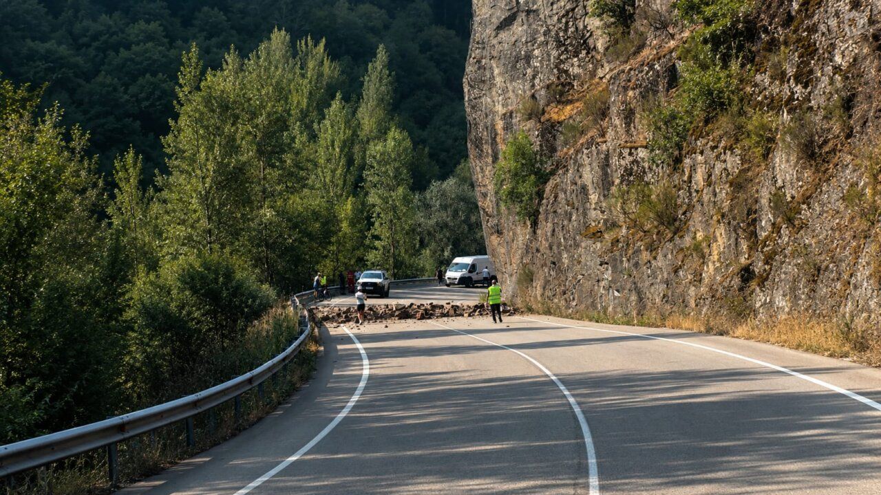 Desprendimiento de rocas en la carretera cerca del embalse de Ondinas