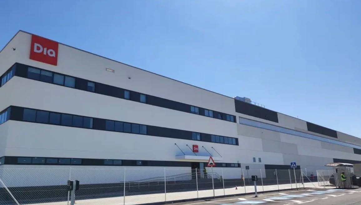 Fachada del nuevo centro logístico de DIA en Villadangos del Páramo