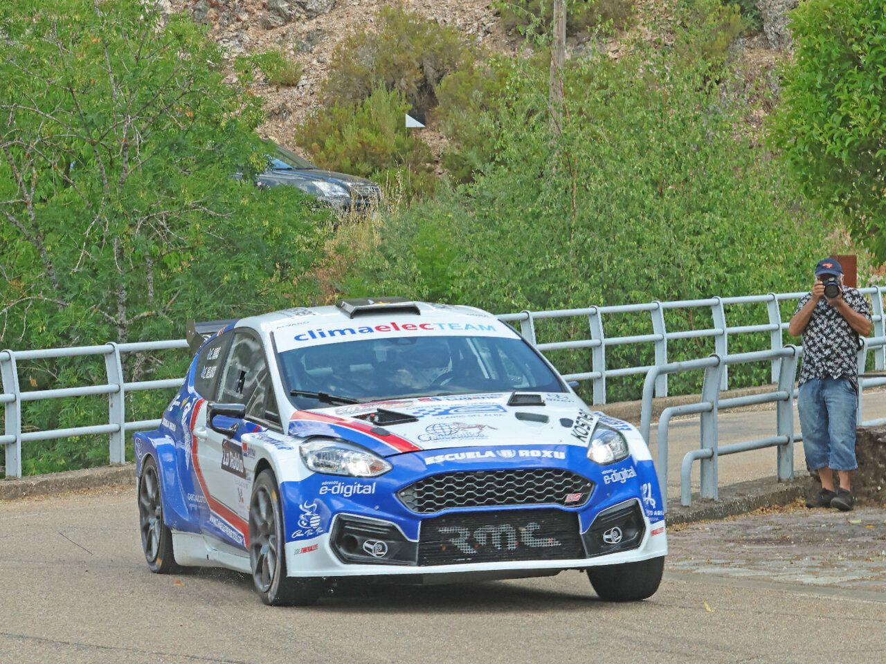 Coche de rallye Ford Fiesta N5 de Emilio Arias en acción durante el Rallye de León