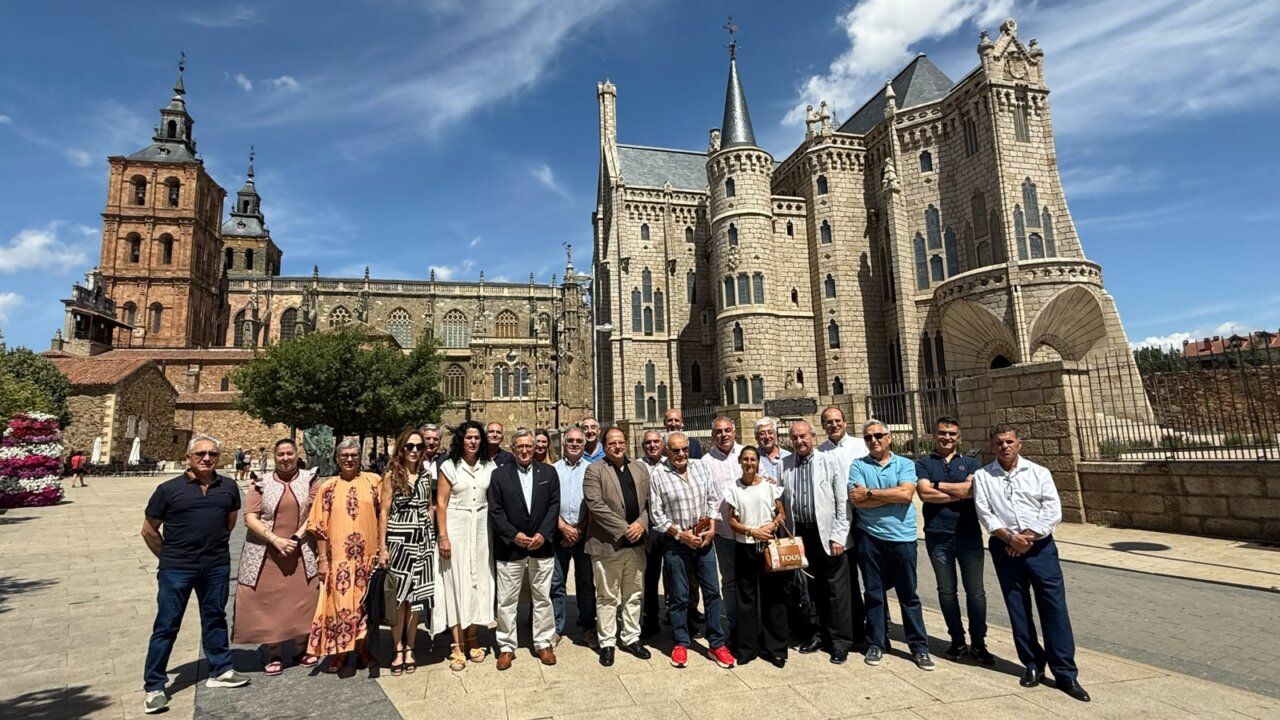 Grupo de alcaldes reunidos en Astorga para discutir sobre el peaje de la AP71