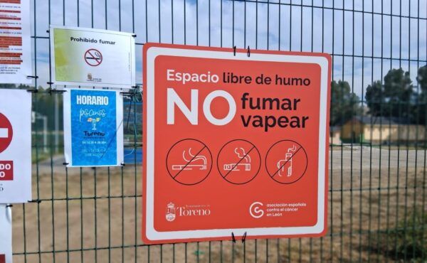 Cartel de espacio libre de humo en las piscinas de Toreno