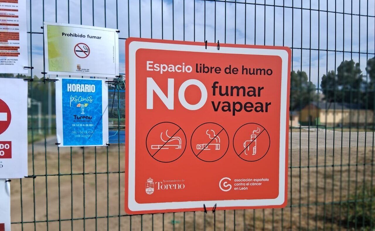 Cartel de espacio libre de humo en las piscinas de Toreno