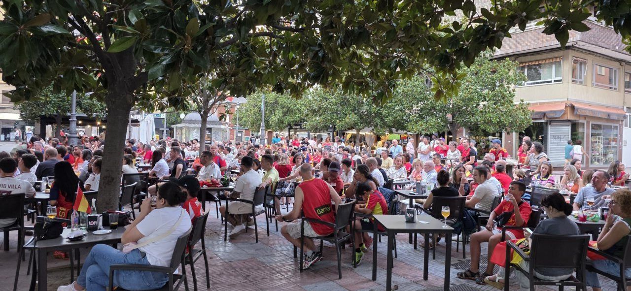 Aficionados en la Plaza Fernando Miranda disfrutando de la final del Mundial