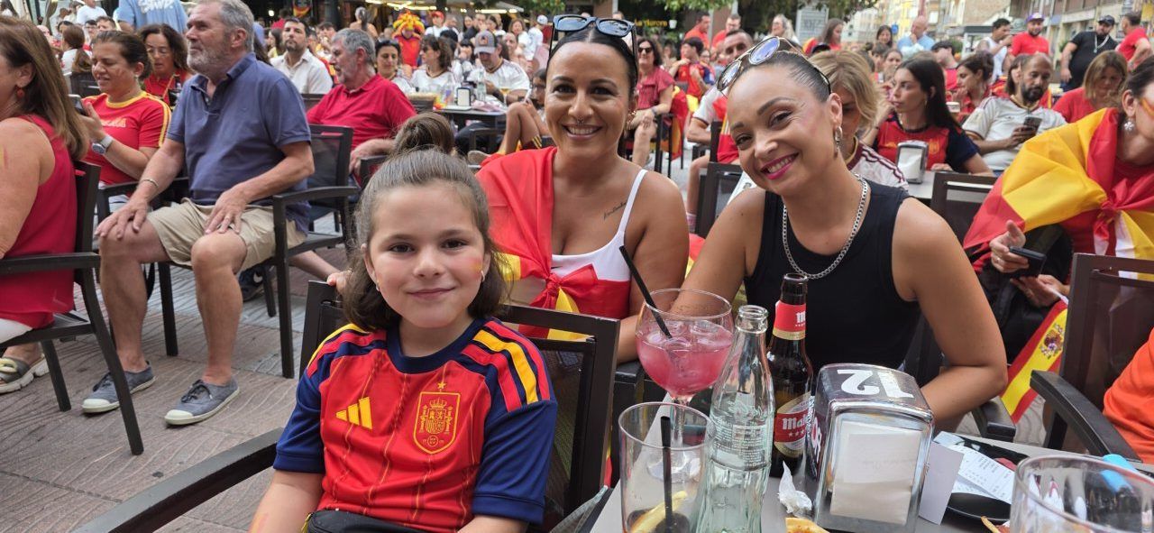 Aficionados en la Plaza Fernando Miranda durante la final del Mundial
