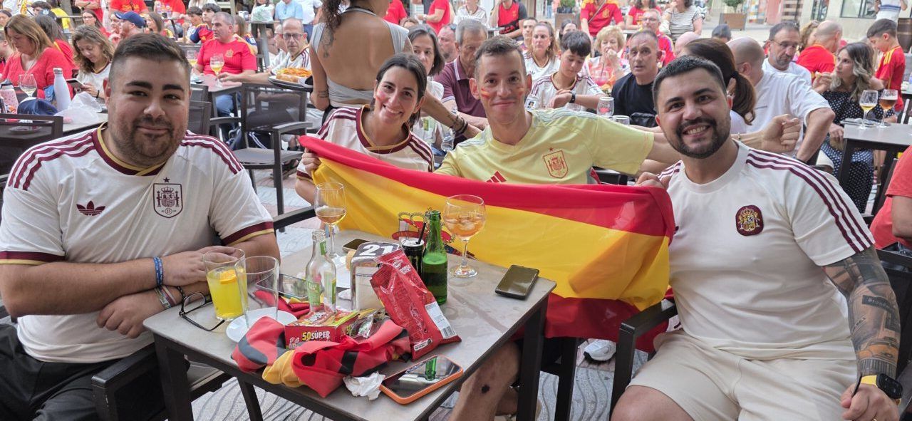 Aficionados celebrando la final del Mundial España contra Argentina en Ponferrada