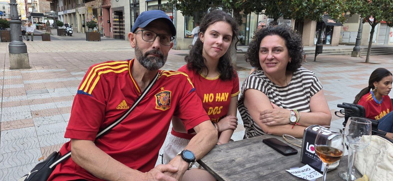 Aficionados en la Plaza Fernando Miranda durante la final del Mundial España-Argentina