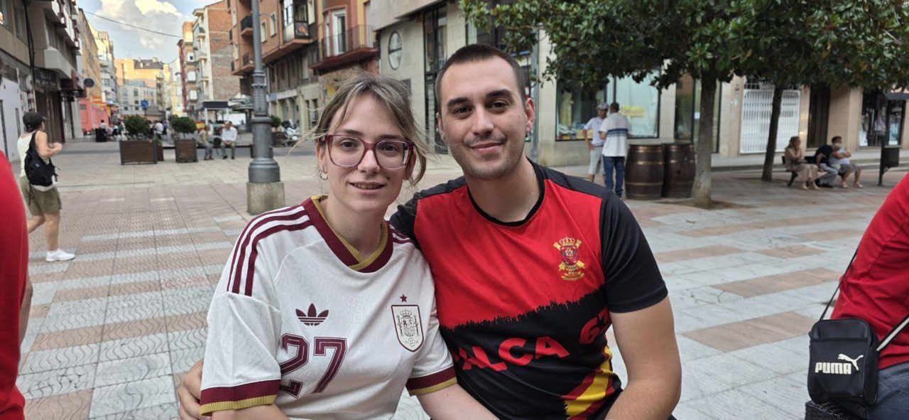 Jóvenes aficionados en la Plaza Fernando Miranda durante la final del Mundial