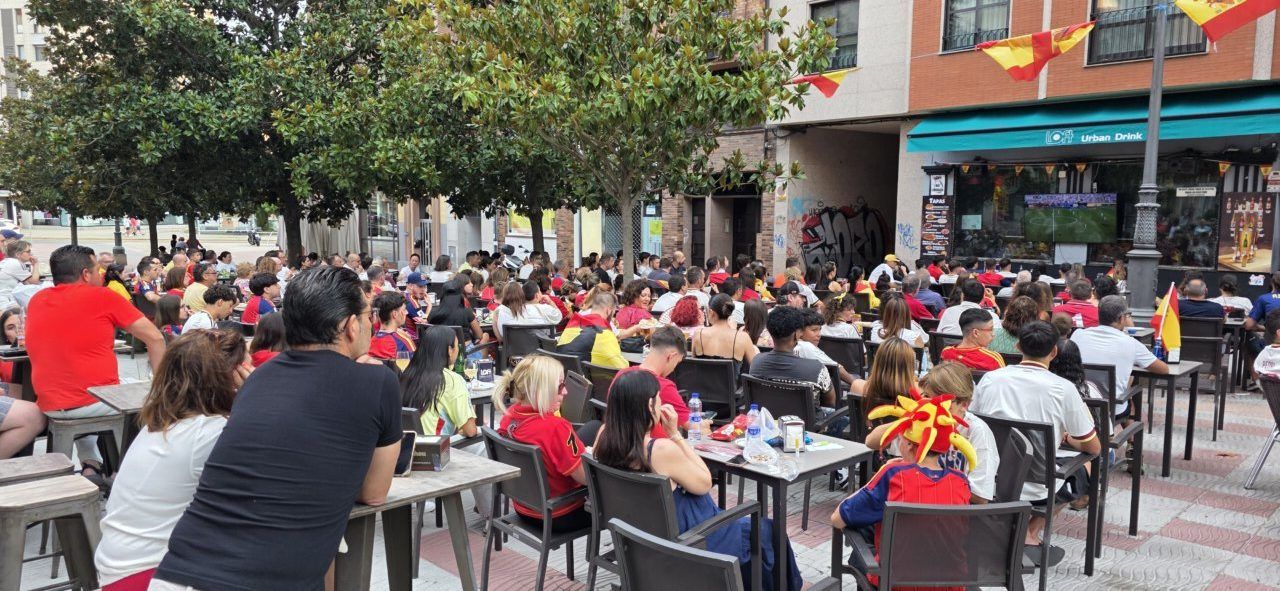 Aficionados viendo el partido España contra Argentina en la plaza