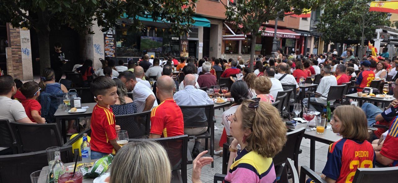 Aficionados viendo la final del Mundial en Ponferrada