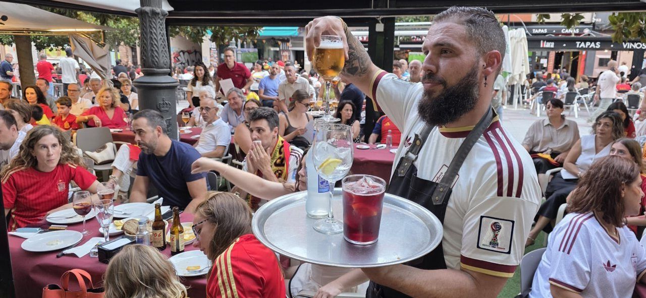 Ambiente en un bar de Ponferrada durante la final del Mundial entre España y Argentina.