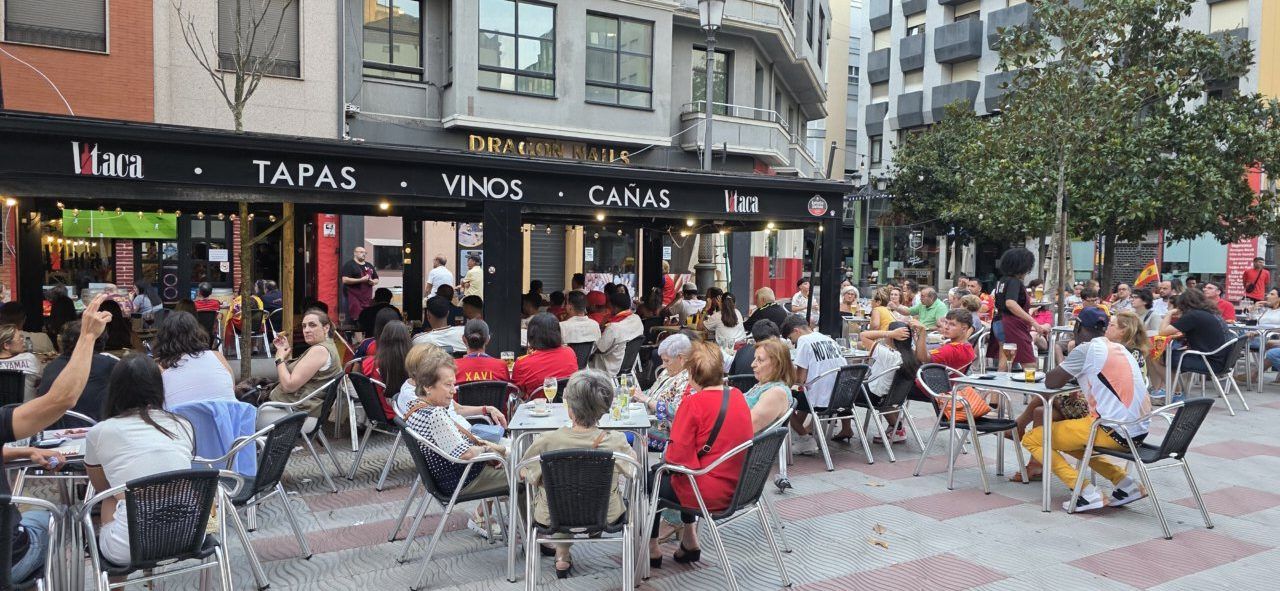 Aficionados en la Plaza Fernando Miranda durante la final del Mundial