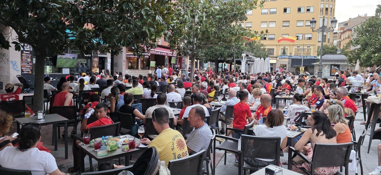 Aficionados en la Plaza Fernando Miranda durante la final del Mundial