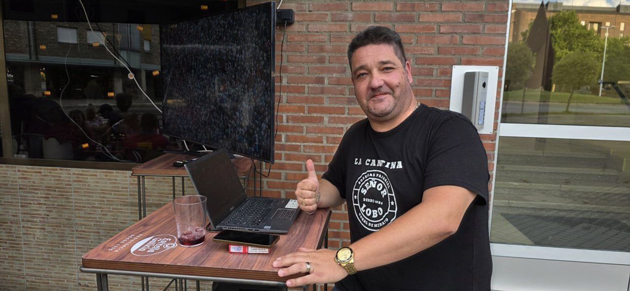 Hombre sonriendo en un bar durante la final del Mundial España vs Argentina