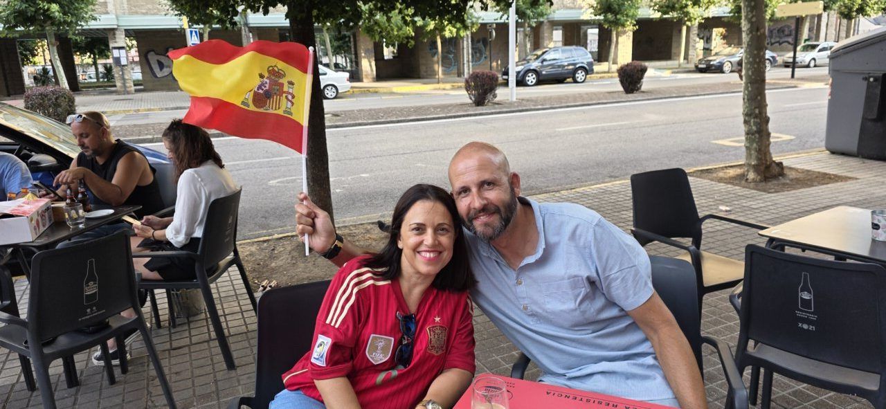Aficionados celebrando la final del Mundial entre España y Argentina en Ponferrada