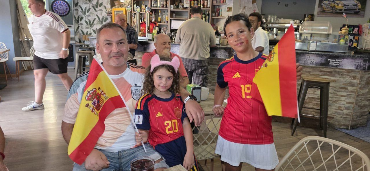 Familia con banderas de España en un bar durante la final del Mundial
