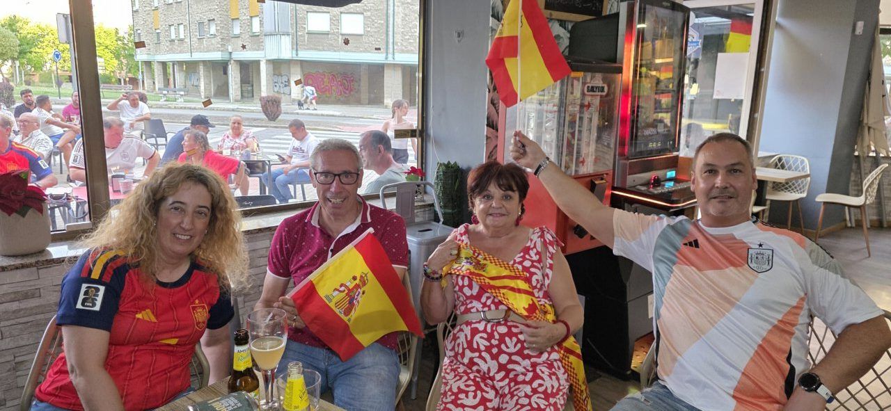 Aficionados celebrando la final del Mundial España vs Argentina en Ponferrada