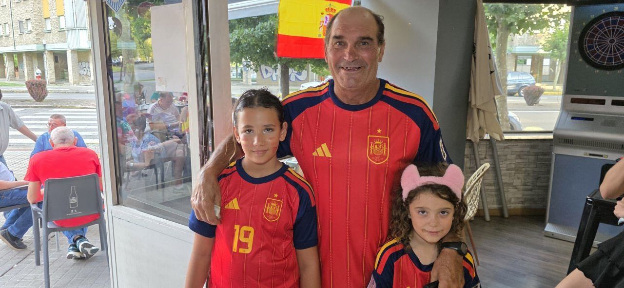 Familia con camisetas de España durante la final del Mundial en Ponferrada