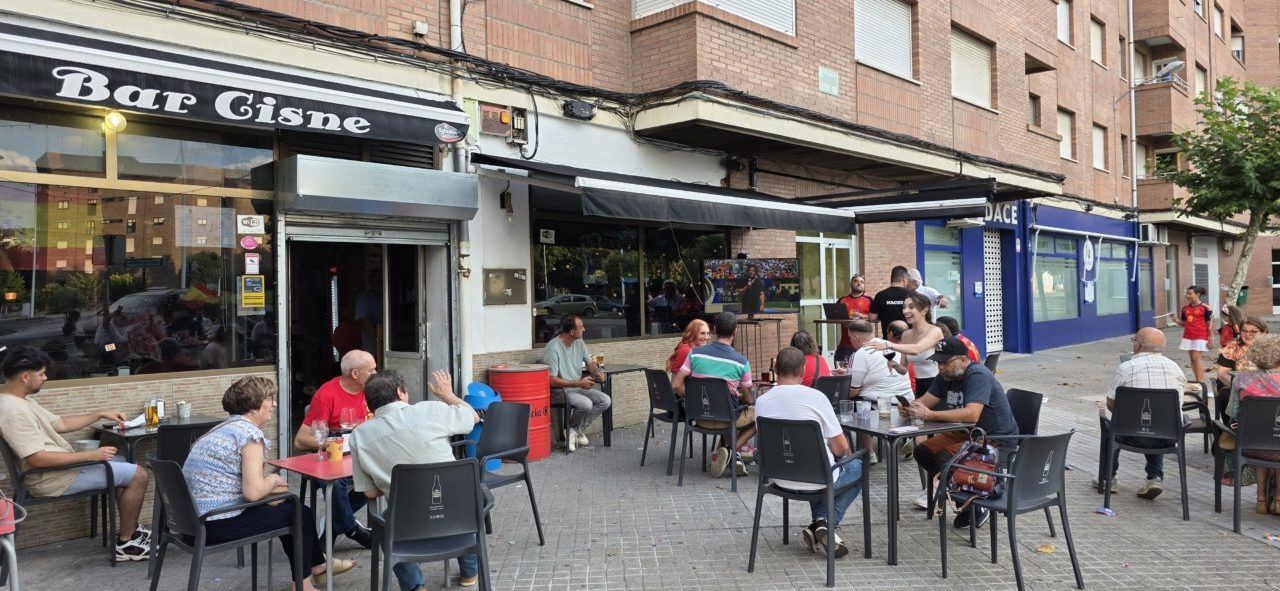 Aficionados en Bar Cisne durante la final del Mundial España-Argentina