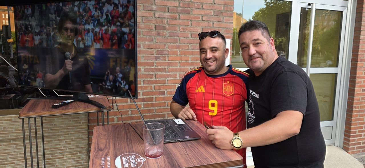 Aficionados en Ponferrada disfrutando del Mundial entre España y Argentina