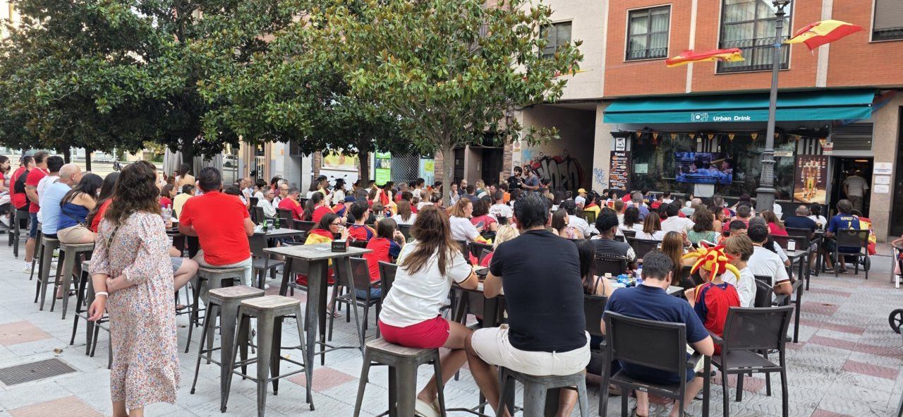 Aficionados viendo la final del Mundial en Ponferrada