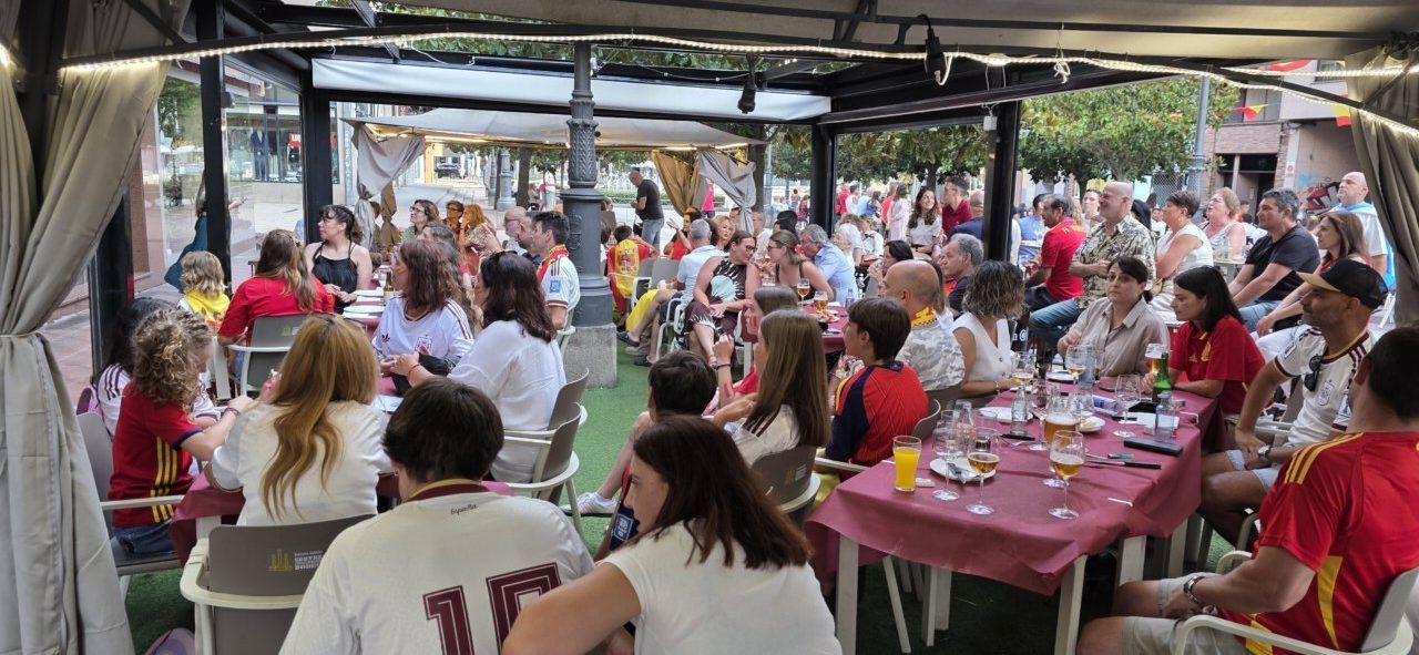 Aficionados viendo la final del Mundial España vs Argentina en un bar