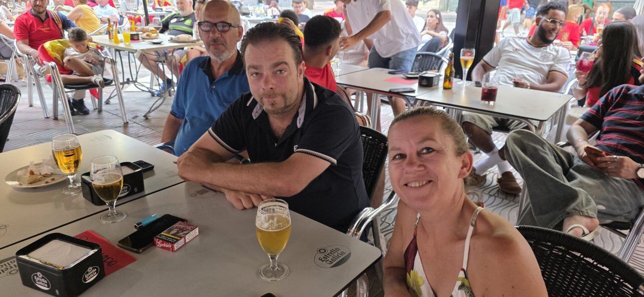 Aficionados en un bar disfrutando del partido España contra Argentina