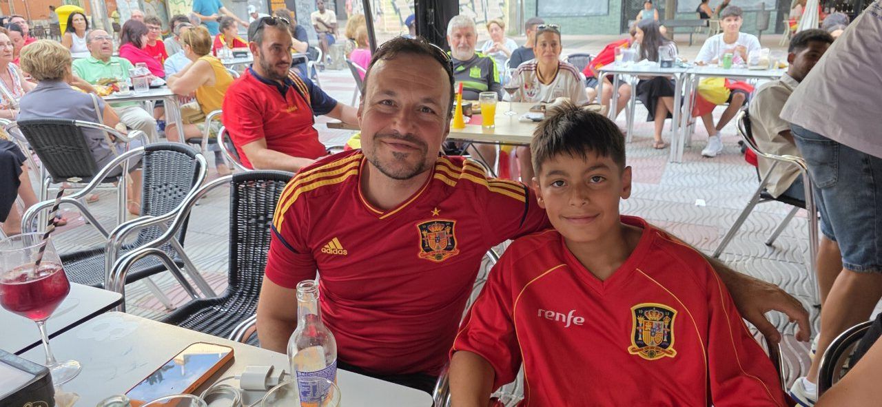 Padre e hijo en bar de Ponferrada durante final del Mundial