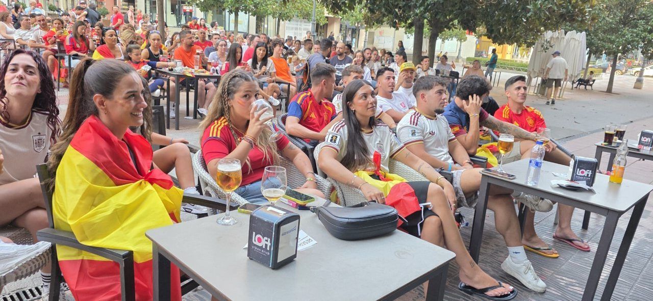 Aficionados viendo la final del Mundial España contra Argentina en Ponferrada.
